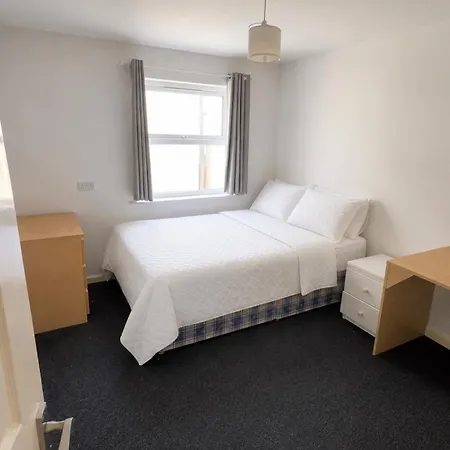 Апартаменты Charming 6-bed Horfield